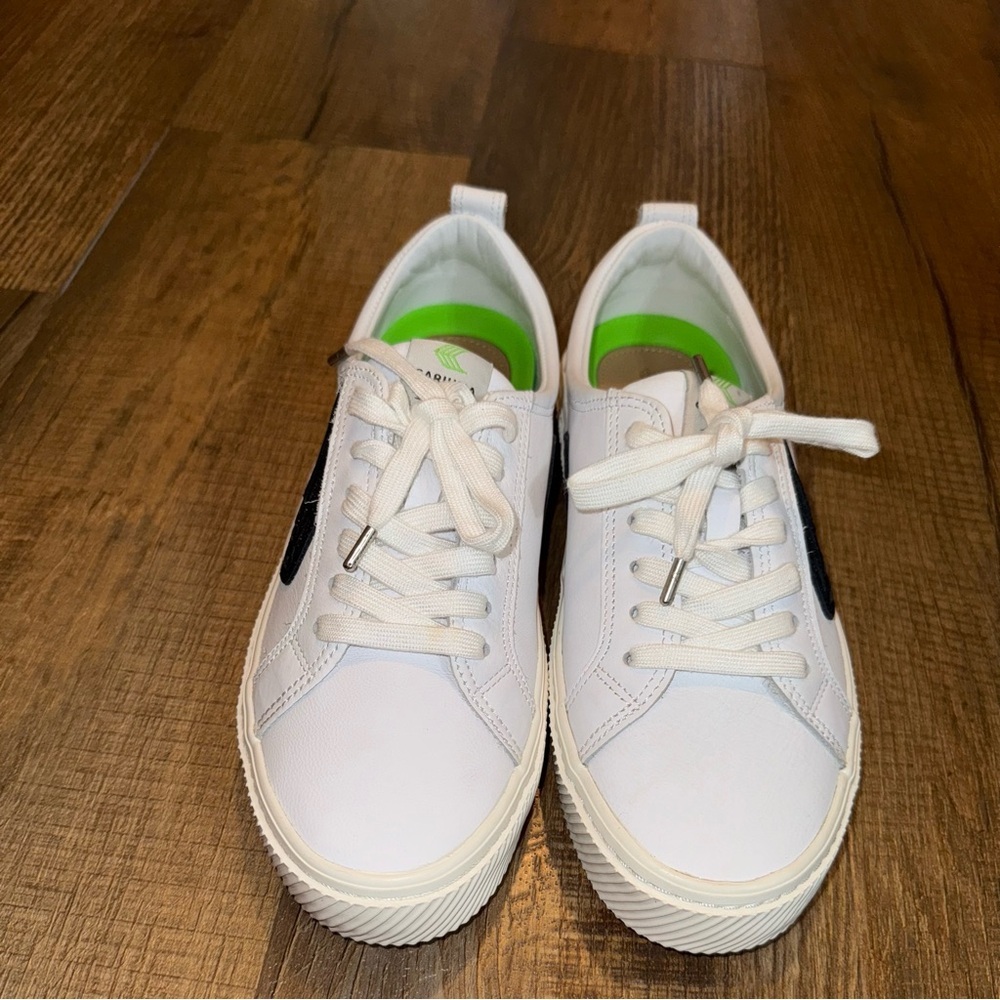 Cariuma White Leather Casual Sneakers Men’s 8.5 / Women’s 10 Black Logo - Picture 2 of 10